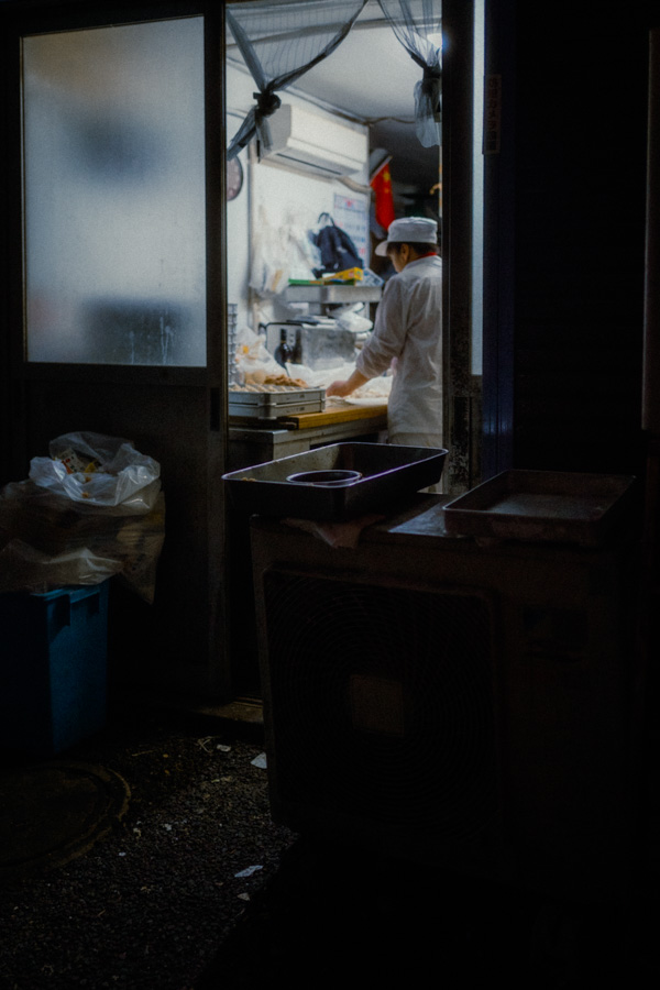 Porta luminosa, street photography a Yokohama